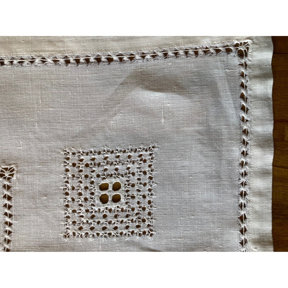 Vtg Square Tablecloth 31x32 White Lace Detail Insets Tea Party Cottagecore - Picture 4 of 7